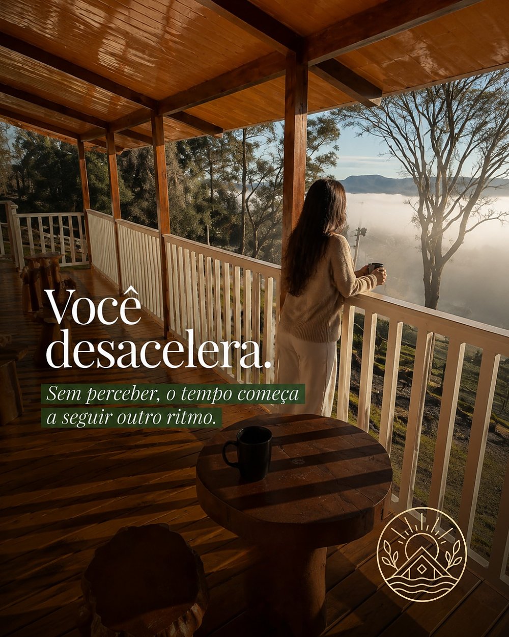 Manhã no deck com vista para o mar de nuvens