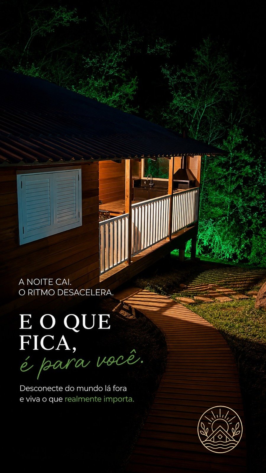 A Villa Aruanã iluminada na noite da montanha