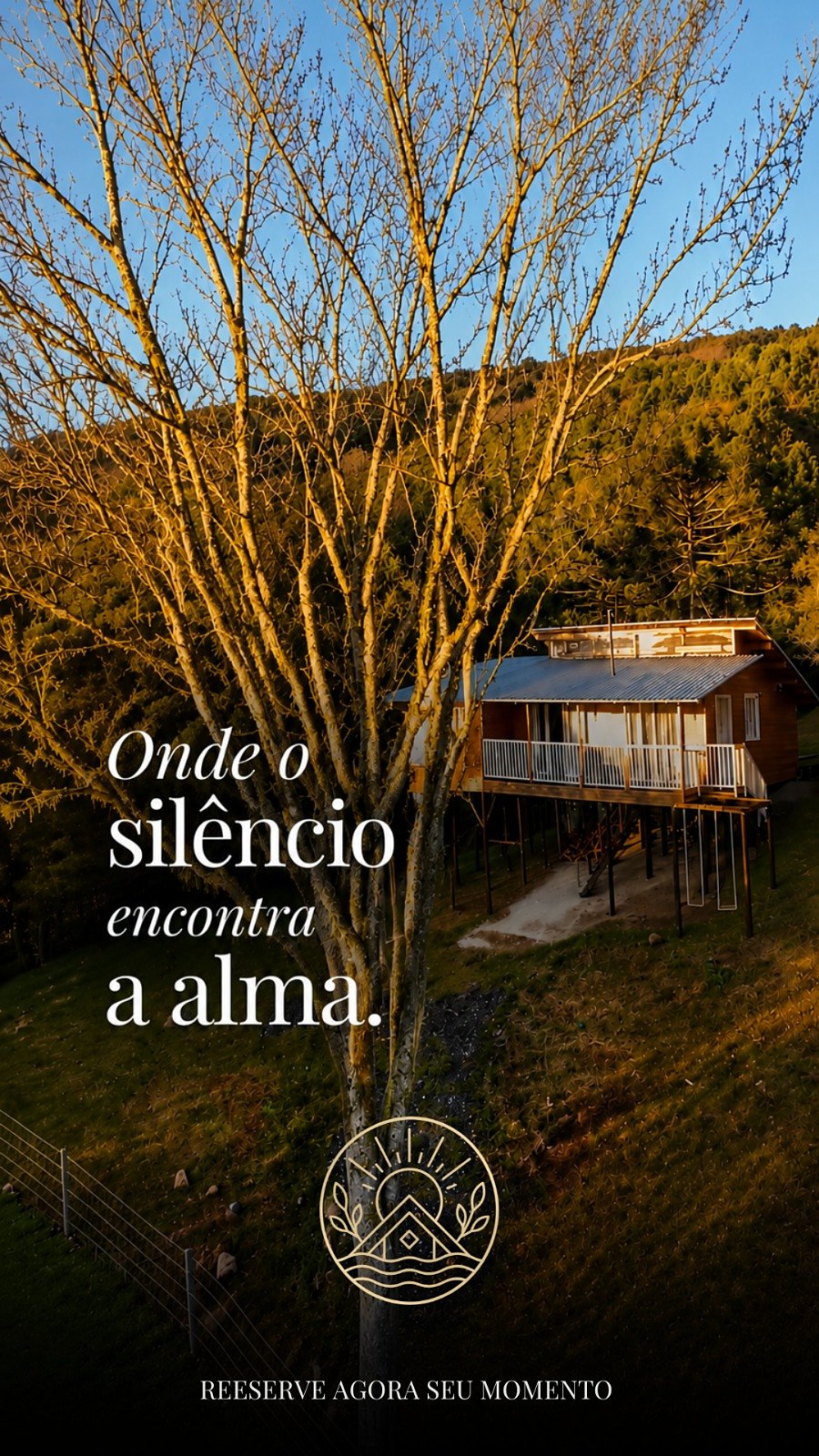 Chalé da Villa Aruanã entre araucárias, ao pôr do sol
